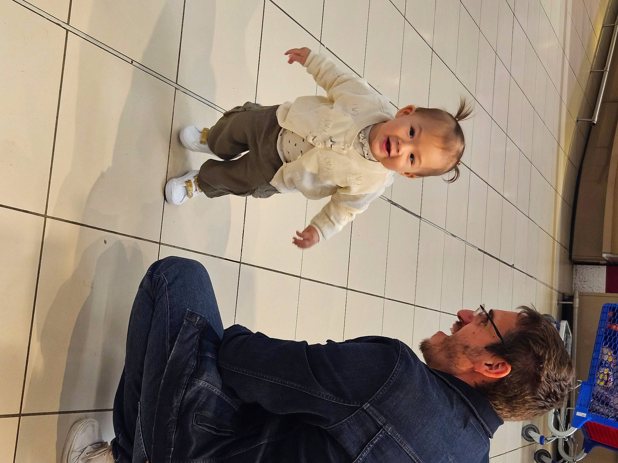 Estella a rejoint le concours — aidez-le/la à gagner de superbes lots ! baby, child, elbow, flooring, foot, fun, gesture, happy, joy, leg, person, room, sitting, toddler