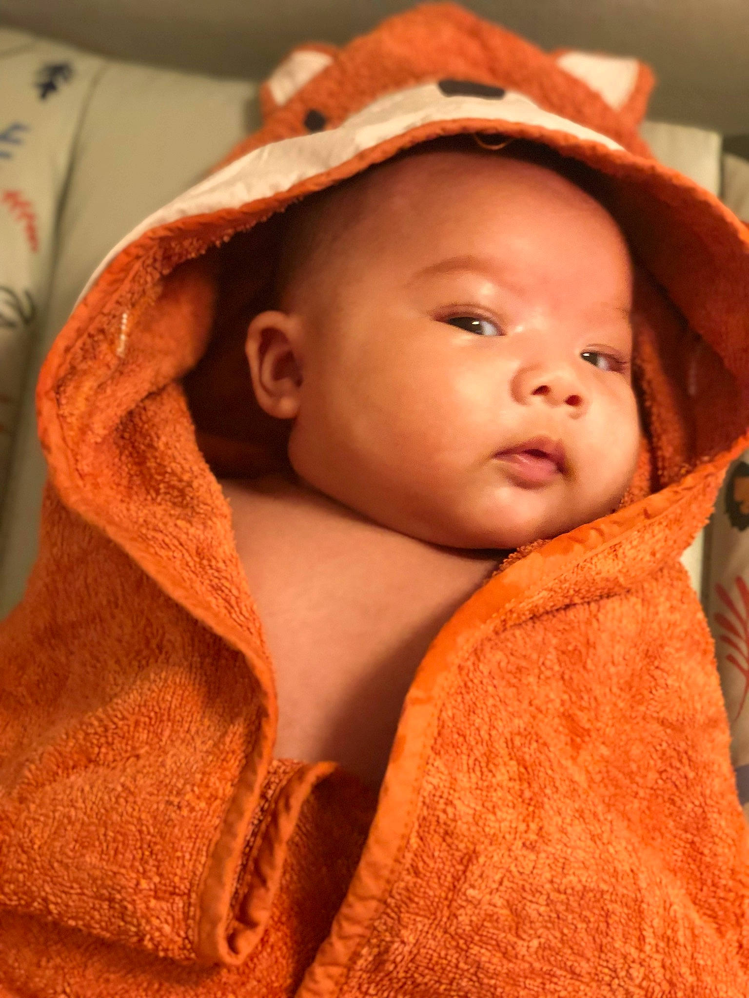 Estella a rejoint le concours — aidez-le/la à gagner de superbes lots ! baby, brown_hair, cheek, child, close_up, comfort, eye, eyebrow, eyelash, fashion_accessory, forehead, happy, hat, iris, lip, neck, nose, person, skin, sun_hat