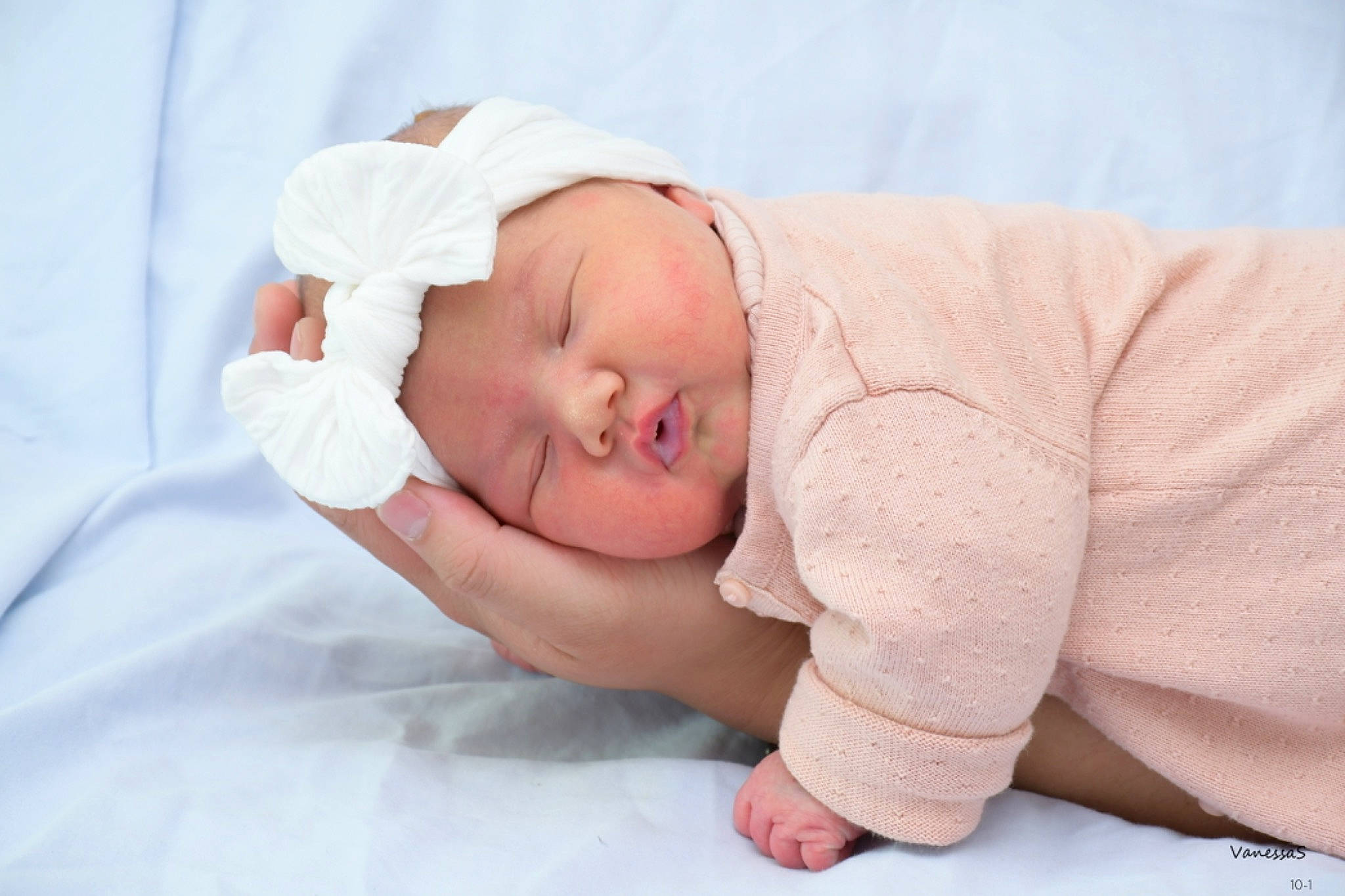 Estella a rejoint le concours — aidez-le/la à gagner de superbes lots ! baby, baby_products, baby_sleeping, baby_toddler_clothing, beanie, child, comfort, eye, face, finger, headgear, headwear, human_body, linens, nap, person, portrait_photography, room, skin, sleep