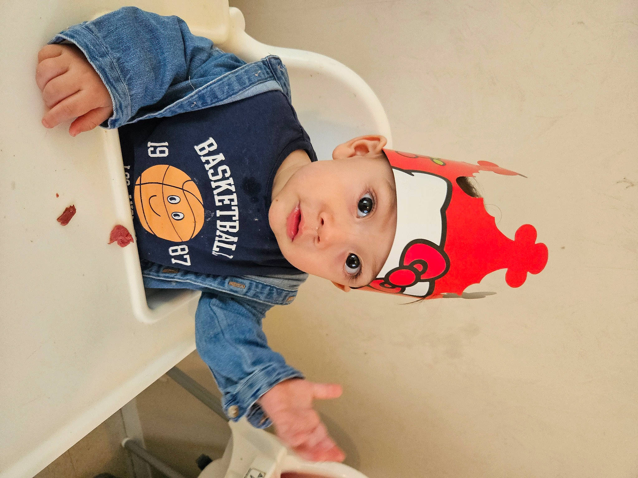 Wyatt a rejoint le concours — aidez-le/la à gagner de superbes lots ! baby, baby_products, baby_safety, baby_sleeping, baby_toddler_clothing, carmine, child, comfort, happy, hat, headwear, person, room, sitting, sleeve, sock, toddler