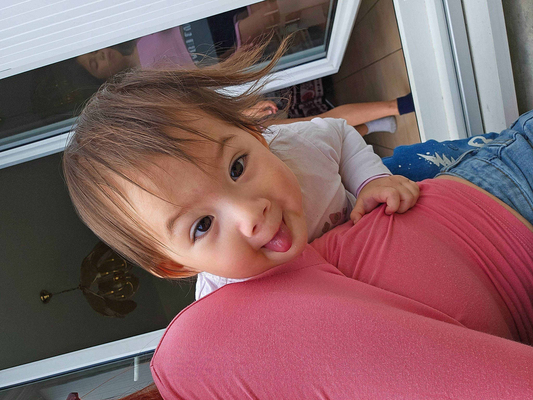 Estella participe au concours pour gagner de l'argent avec cette photo : automotive_design, blond, brown_hair, car_seat, cheek, child, comfort, eyebrow, eyelash, fun, hairstyle, happy, leisure, nose, person, shoulder, smile, toddler, vehicle, vehicle_door