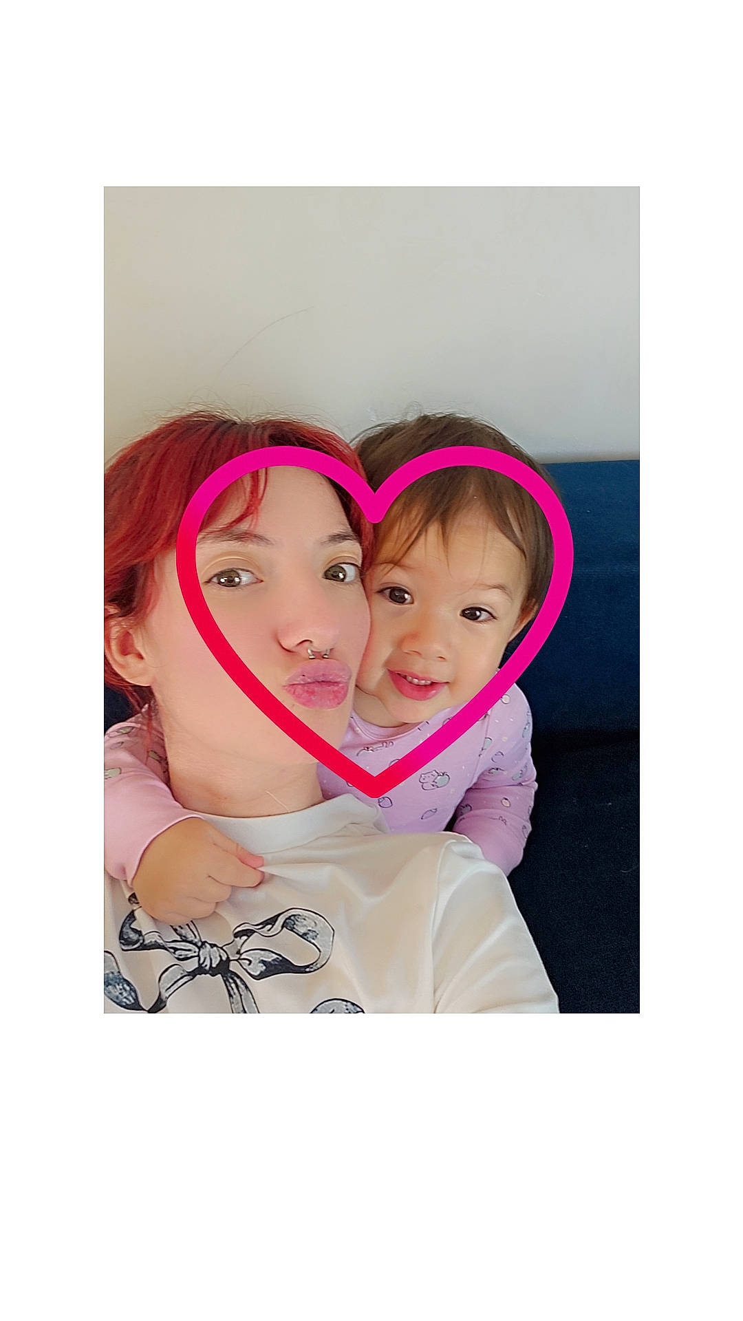 Estella a rejoint le concours — aidez-le/la à gagner de superbes lots ! child, event, eye, eyelash, fashion_accessory, font, gesture, hair, hair_accessory, happy, human_body, joy, laugh, linens, love, magenta, person, picture_frame, selfie, smile