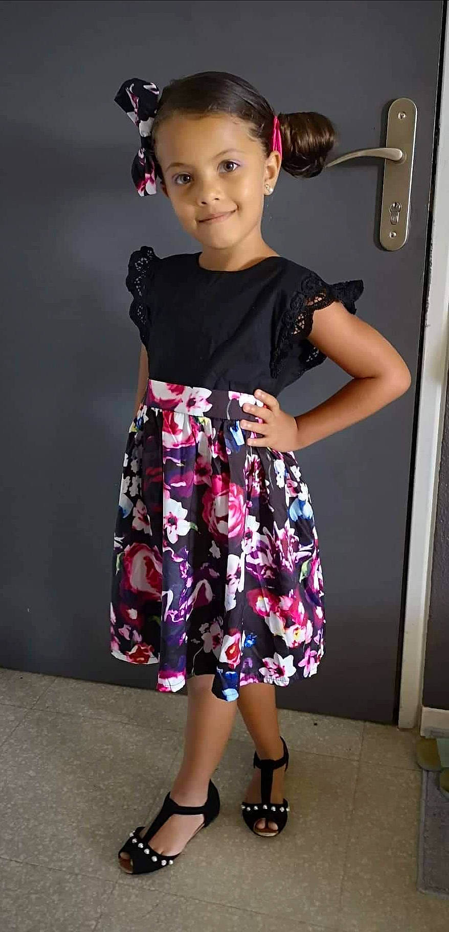 Emy a rejoint le concours — aidez-le/la à gagner de superbes lots ! abdomen, child, child_model, clothing, design, dress, fashion, fashion_design, fashion_model, footwear, girl, joy, pattern, person, pink, product, shoe, shoulder, smile, standing