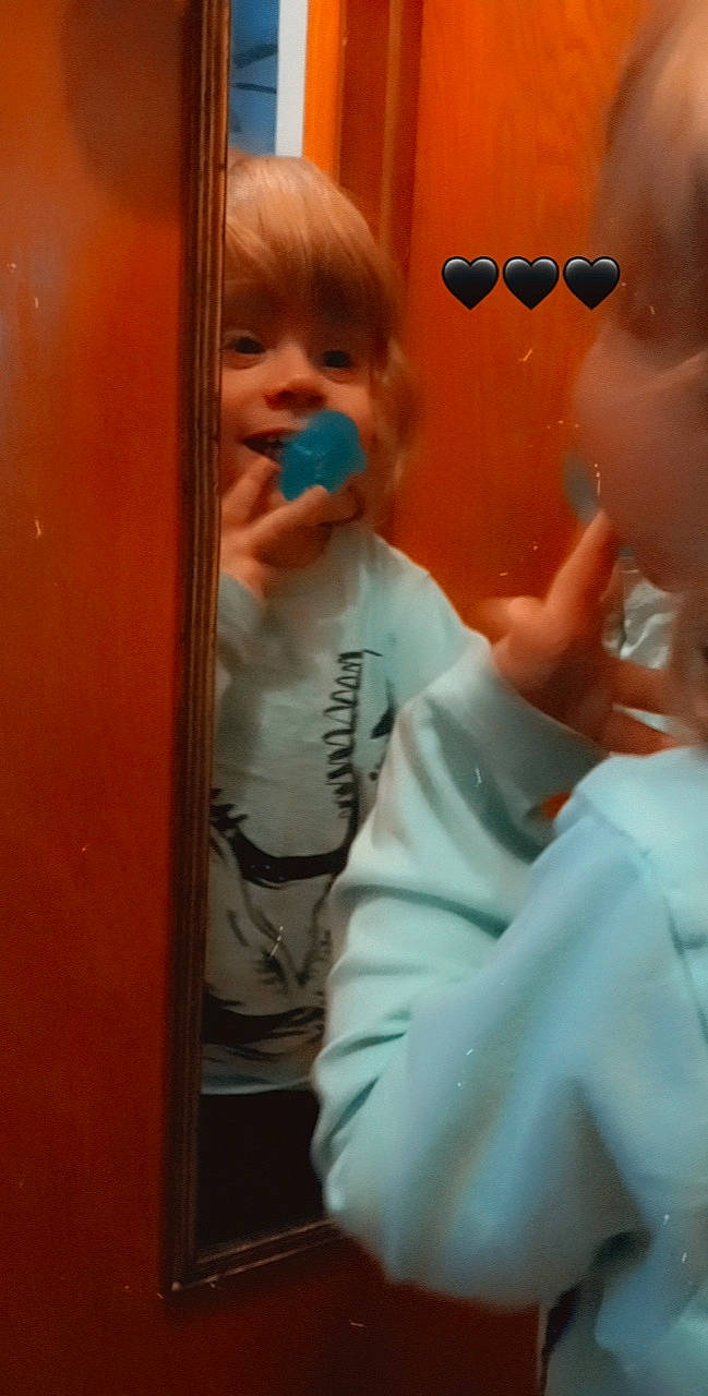 Enzo is registered to the contest to win money with this photo: arm, baby, chest, child, chin, eyewear, fun, gesture, happy, joint, leisure, mouth, nose, person, reflection, shoulder, smile, t_shirt, toddler, vision_care