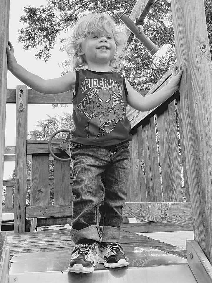 Enzo is registered to the contest to win money with this photo: black, black_and_white, cool, fun, gesture, hairstyle, happy, human, joy, leg, leisure, line, monochrome, organ, person, photograph, smile, standing, style, tree