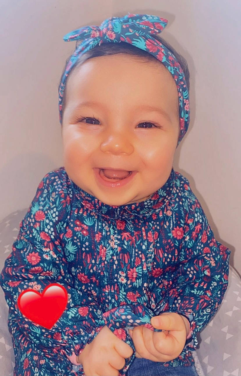 Mya a rejoint le concours — aidez-le/la à gagner de superbes lots ! arm, blue, clothing, dress, event, eye, face, finger, fun, green, hairstyle, head, headwear, human, joy, lip, pattern, people, person, product