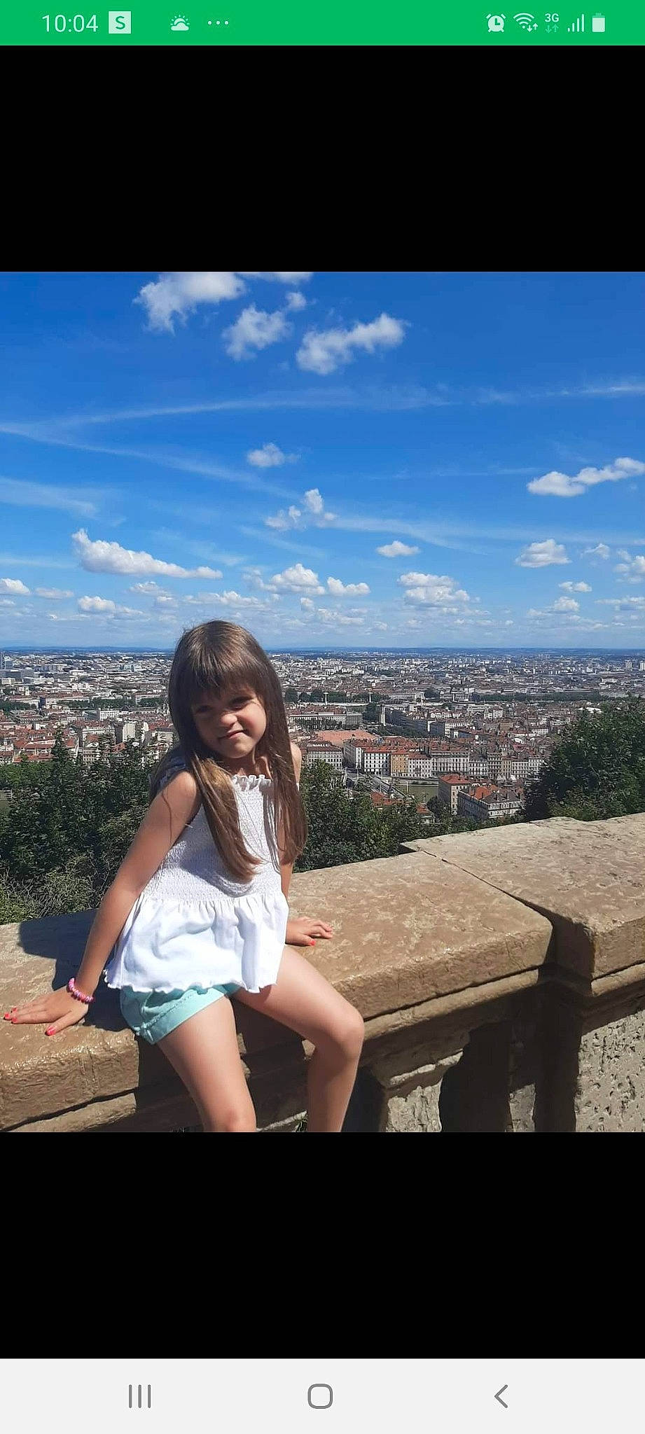 Celia a rejoint le concours — aidez-le/la à gagner de superbes lots ! azure, beauty, black_hair, cloud, electric_blue, flash_photography, happy, horizon, human_leg, joy, leg, leisure, long_hair, person, roof, shorts, sky, snapshot, thigh, travel