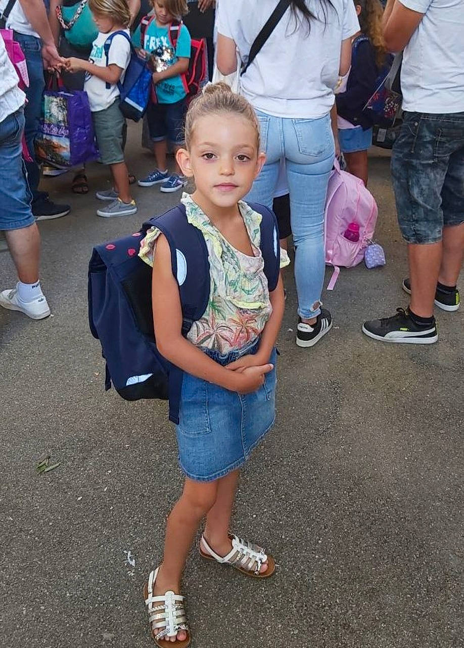 Celia participe au concours pour gagner de l'argent avec cette photo : child, clothing, event, footwear, fun, happy, joint, leg, leisure, luggage_and_bags, person, recreation, sandal, shoe, shorts, sneakers, standing, style, t_shirt, toddler