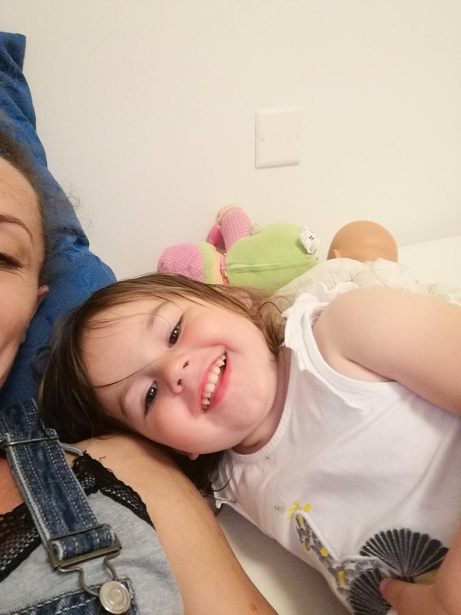 Thélia participe au concours pour gagner de l'argent avec cette photo : arm, chair, comfort, eye, eyebrow, eyelash, face, finger, fun, gesture, hairstyle, happy, iris, joy, lip, mouth, neck, person, skin, smile