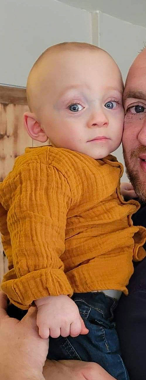 Mylan a rejoint le concours — aidez-le/la à gagner de superbes lots ! baby, baby_toddler_clothing, cheek, child, chin, eye, face, facial_expression, gesture, happy, head, iris, lip, nose, organ, outerwear, person, skin, sleeve, toddler