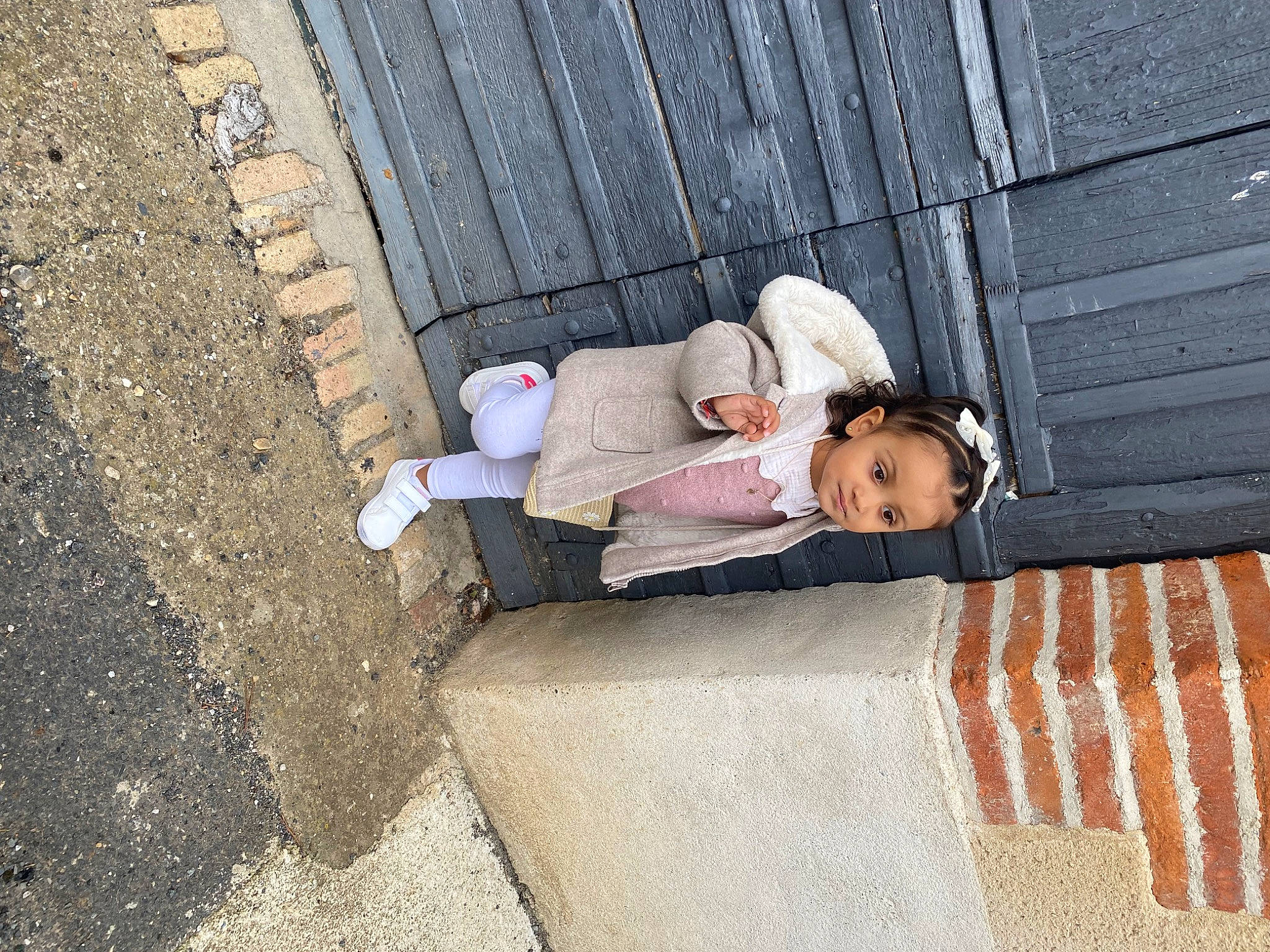 Melya a rejoint le concours — aidez-le/la à gagner de superbes lots ! bedding, child, comfort, concrete, couch, flooring, grass, leisure, linens, outdoor_furniture, person, road_surface, sidewalk, sitting, soil, street, tints_and_shades, toddler, tree, wall