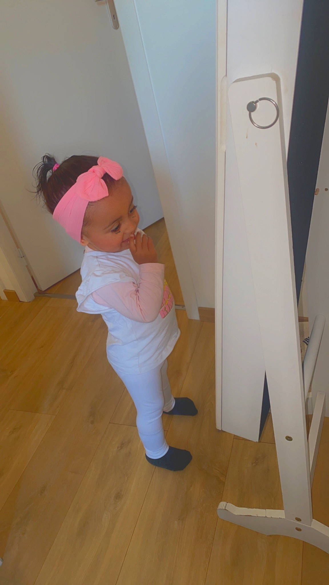 Melya participe au concours pour gagner de l'argent avec cette photo : audio_equipment, baby, baby_toddler_clothing, child, comfort, elbow, floor, flooring, hardwood, headwear, human_leg, knee, laminate_flooring, person, stairs, standing, t_shirt, thigh, toddler, varnish