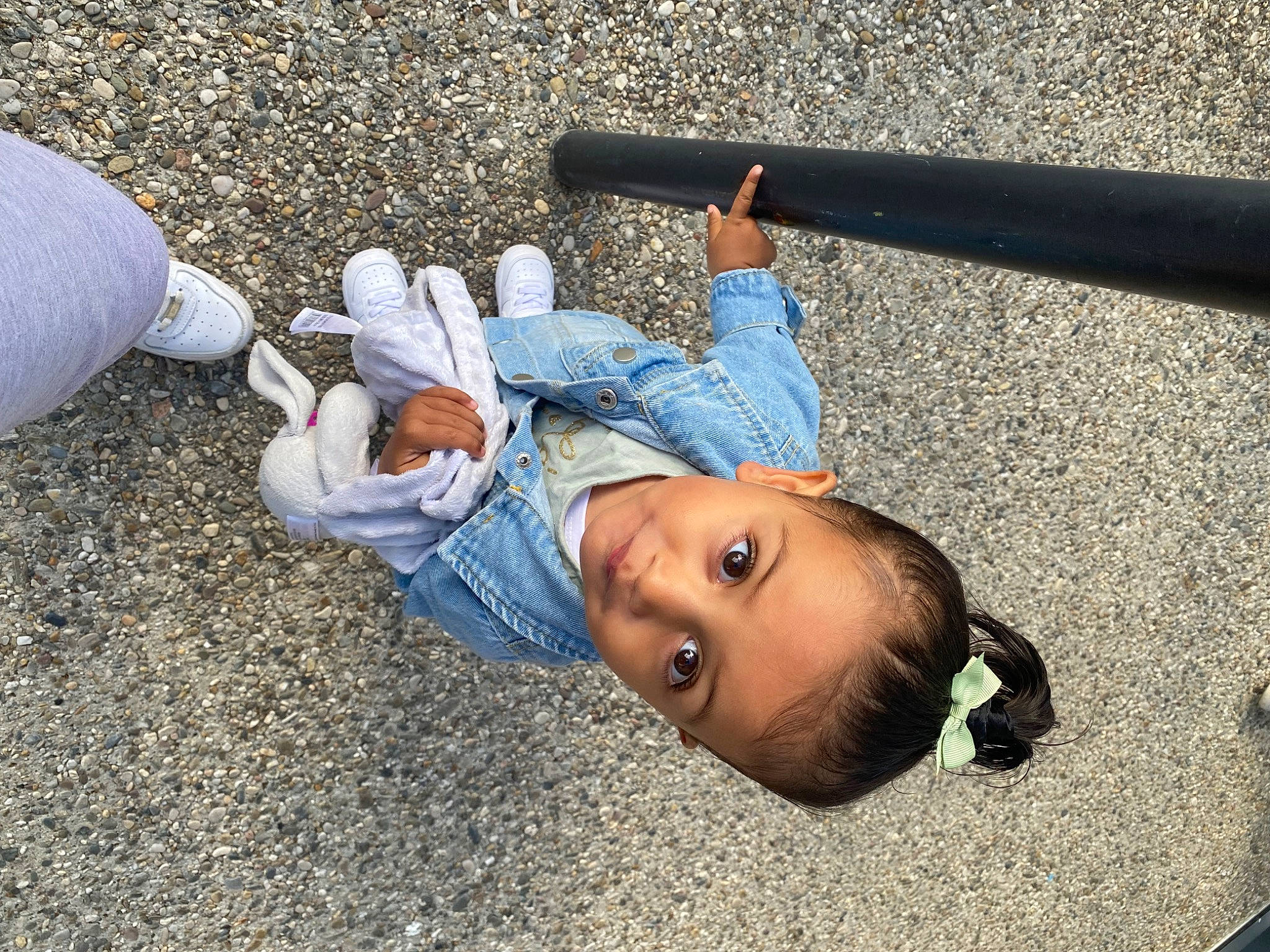 Melya a rejoint le concours — aidez-le/la à gagner de superbes lots ! asphalt, child, city, concrete, denim, electric_blue, fun, gesture, grass, human_leg, leisure, person, recreation, road, road_surface, shadow, sidewalk, sitting, soil, street