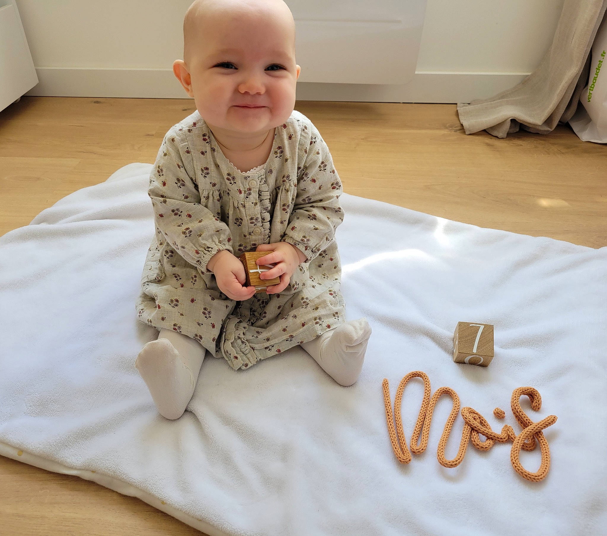 Eléna a rejoint le concours — aidez-le/la à gagner de superbes lots ! baby, baby_toddler_clothing, child, comfort, face, finger, flooring, head, human_body, linens, military_camouflage, pattern, person, product, skin, sleeve, smile, t_shirt, textile, toddler