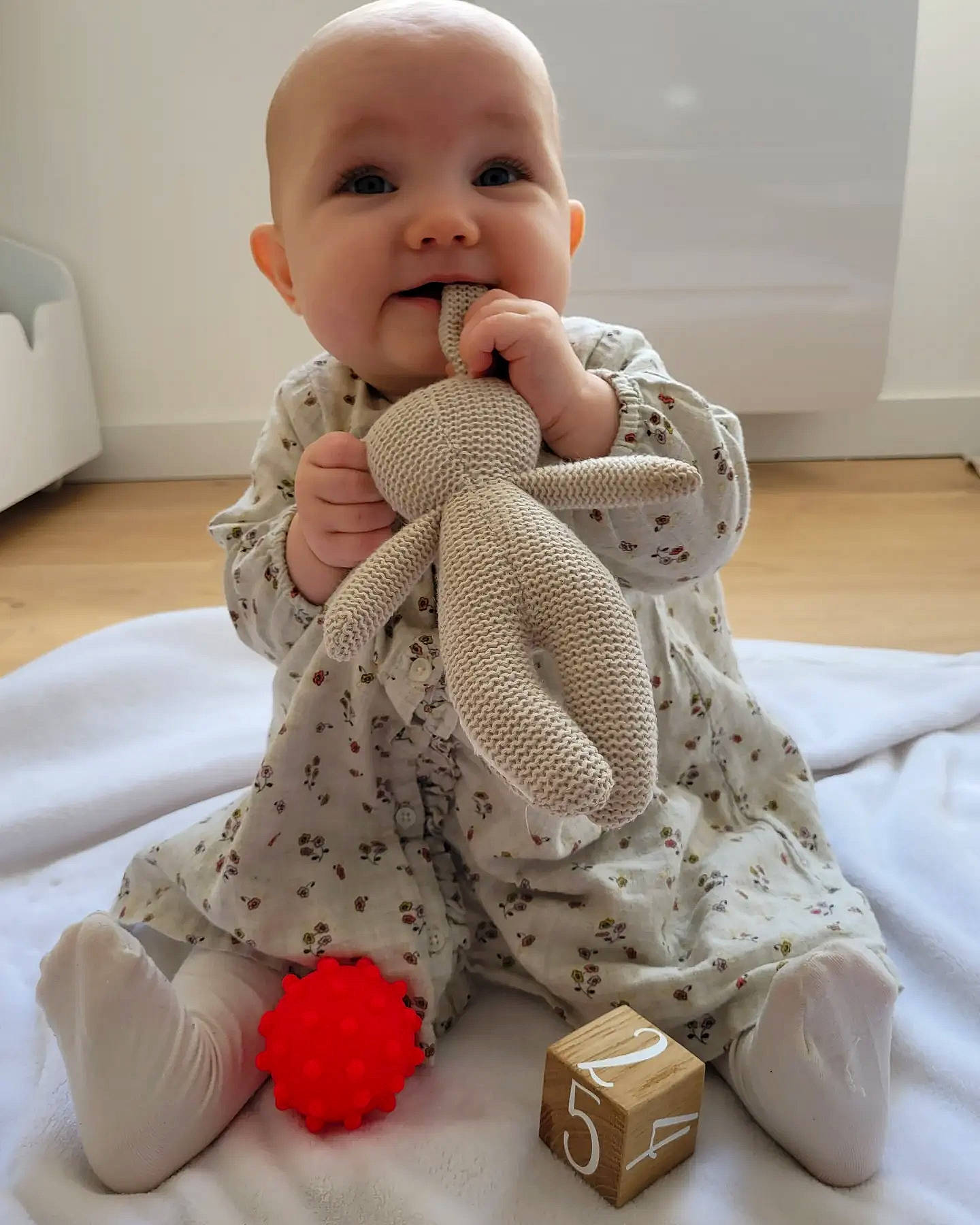 Eléna a rejoint le concours — aidez-le/la à gagner de superbes lots ! arm, baby, baby_sleeping, baby_toddler_clothing, cheek, child, comfort, finger, floor, flooring, joint, knee, pattern, person, skin, sleeve, textile, thumb, toddler, toy