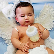 Ywan a rejoint le concours — aidez-le/la à gagner de superbes lots ! adorable, angel, baby, blue_background, child, chubby, closeup, clouds, cute, diaper, halo, indoors, infant, milk_bottle, peaceful, portrait, sleepy, soft, white, wings