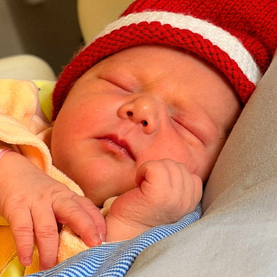 Melyana a rejoint le concours — aidez-le/la à gagner de superbes lots ! baby, blanket, child, closeup, cozy, cute, face, hand, hat, indoors, infant, newborn, peaceful, person, portrait, red_hat, resting, sleeping, soft, warm