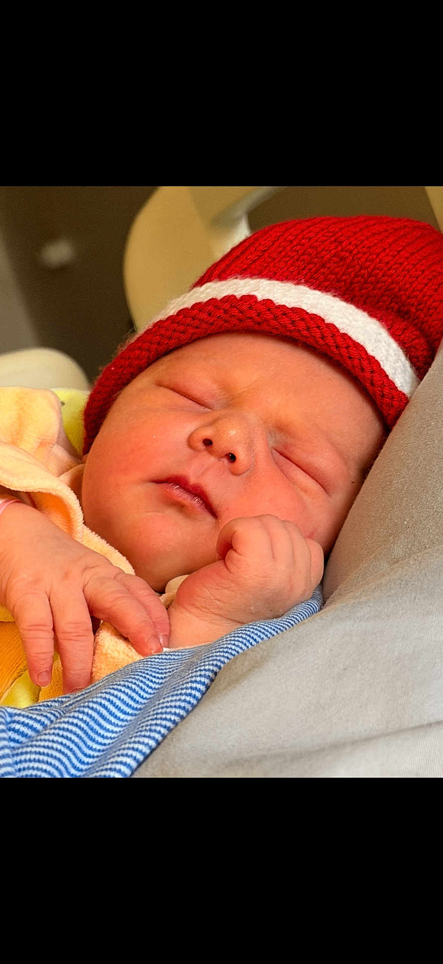 Melyana a rejoint le concours — aidez-le/la à gagner de superbes lots ! baby, newborn, sleeping, hat, red_hat, hand, face, peaceful, cozy, soft, blanket, closeup, portrait, infant, cute, child, resting, warm, indoors, person