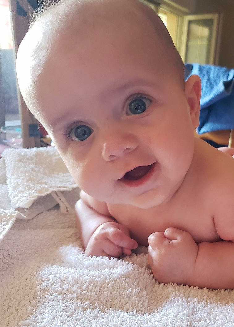 Victor a rejoint le concours — aidez-le/la à gagner de superbes lots ! baby, beauty, cheek, child, chin, close_up, eye, eyebrow, face, facial_expression, forehead, head, lip, mouth, muscle, nose, person, skin, smile, toddler