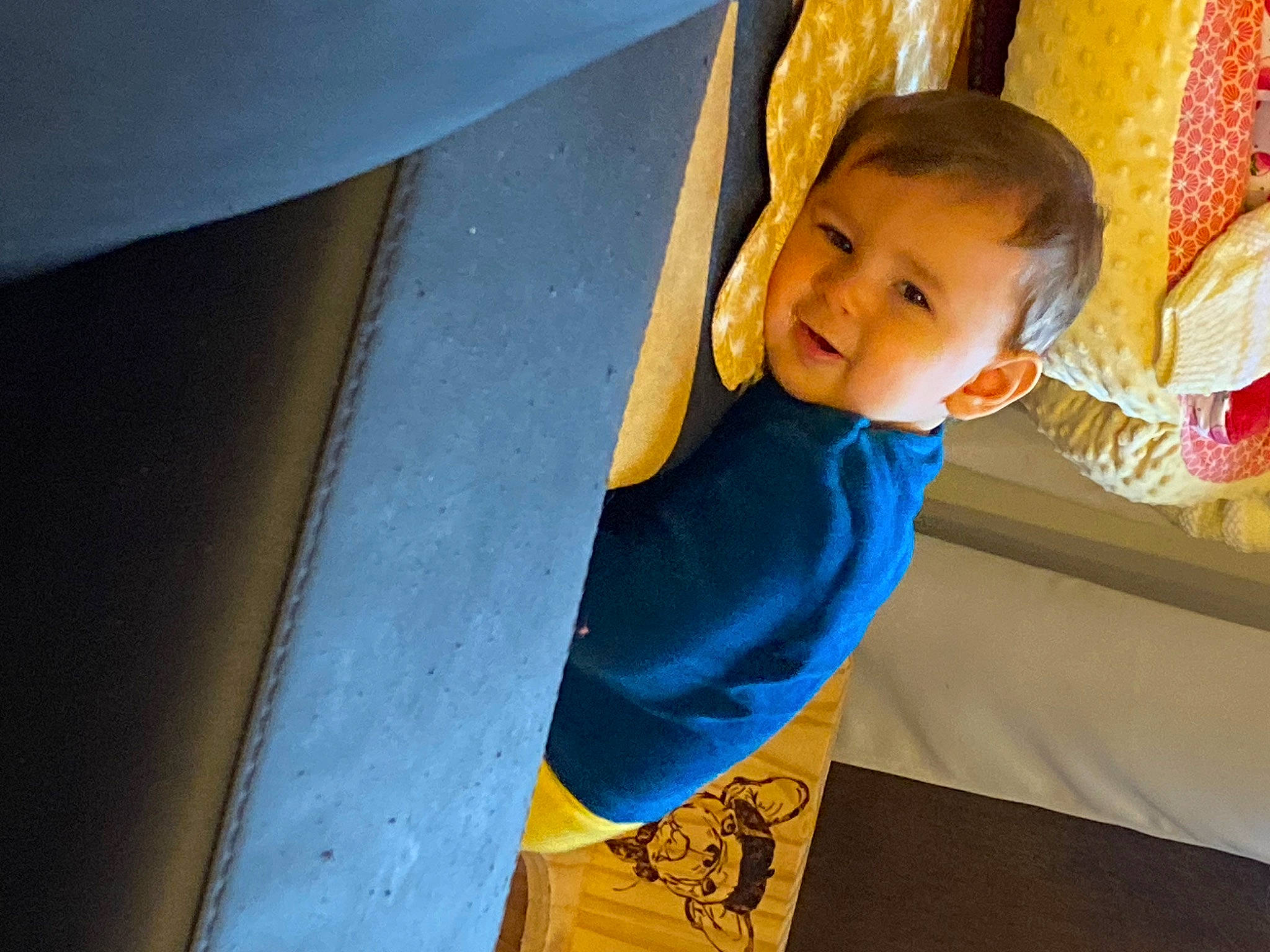 Lilio a rejoint le concours — aidez-le/la à gagner de superbes lots ! azure, child, electric_blue, eye, flooring, fun, hairstyle, happy, leisure, pattern, person, play, room, sitting, smile, standing, t_shirt, tints_and_shades, toddler, vacation