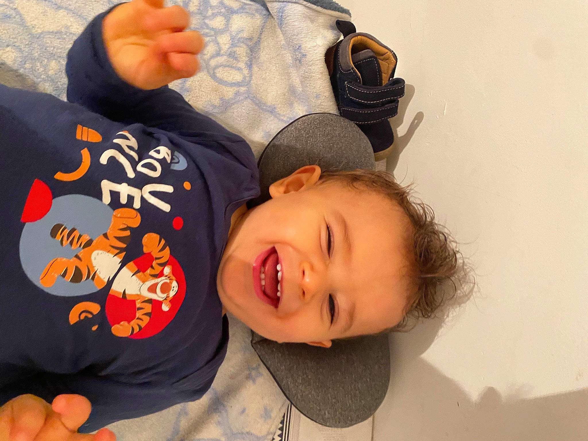 Lilio a rejoint le concours — aidez-le/la à gagner de superbes lots ! baby_toddler_clothing, baseball_cap, cap, child, chin, clothing, cool, fashion_accessory, finger, font, hairstyle, happy, hat, headgear, mouth, pattern, person, sleeve, smile, t_shirt