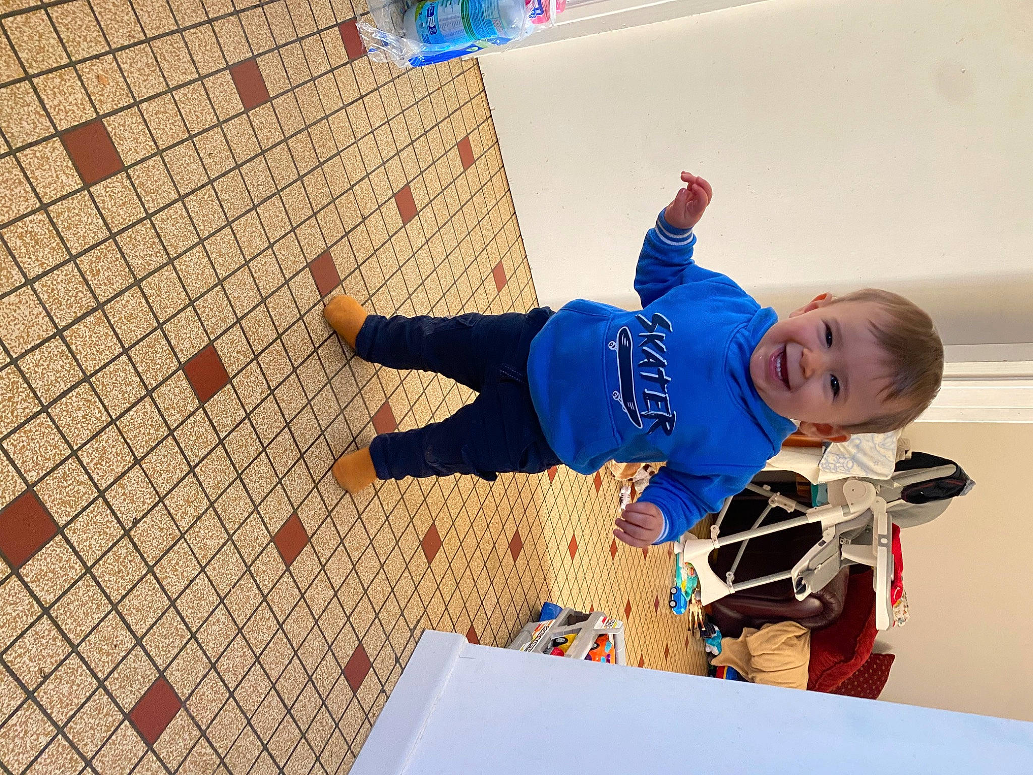 Lilio a rejoint le concours — aidez-le/la à gagner de superbes lots ! baby, baby_toddler_clothing, balance, child, electric_blue, flooring, fun, happy, human_leg, joy, leisure, pattern, person, play, recreation, room, sitting, smile, t_shirt, toddler