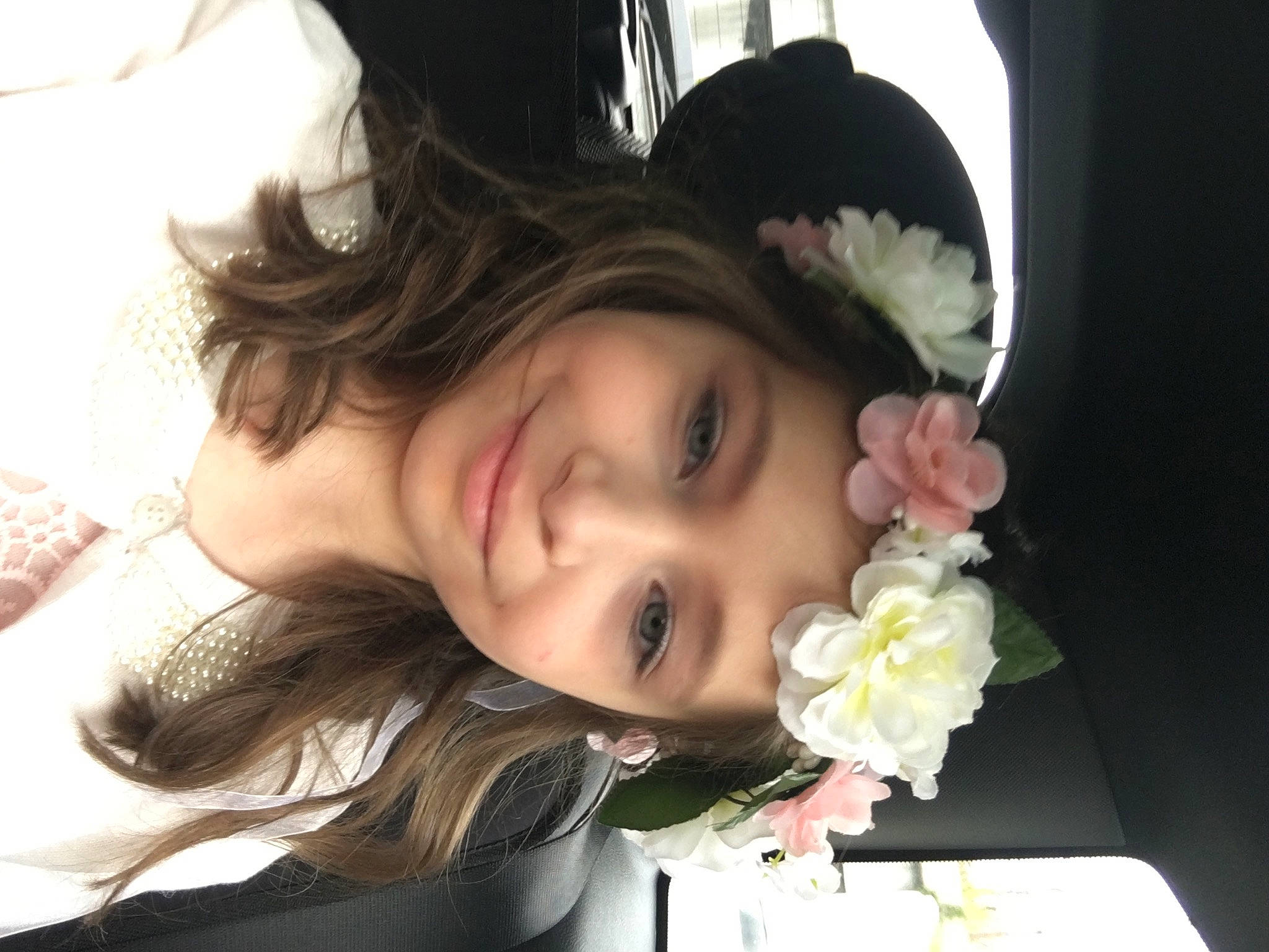 Isabelle is registered to the contest to win money with this photo: beauty, black_hair, bouquet, bridal_accessory, dress, eyebrow, eyelash, flash_photography, flower, flower_arranging, happy, headwear, iris, joy, lip, long_hair, person, petal, plant, rose