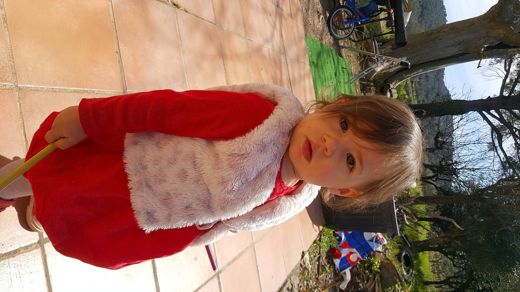 Lizee a rejoint le concours — aidez-le/la à gagner de superbes lots ! baby, child, fun, fur, grass, happy, holiday, leisure, pattern, person, plant, sitting, sky, toddler, tree, winter, wood, wool, woolen