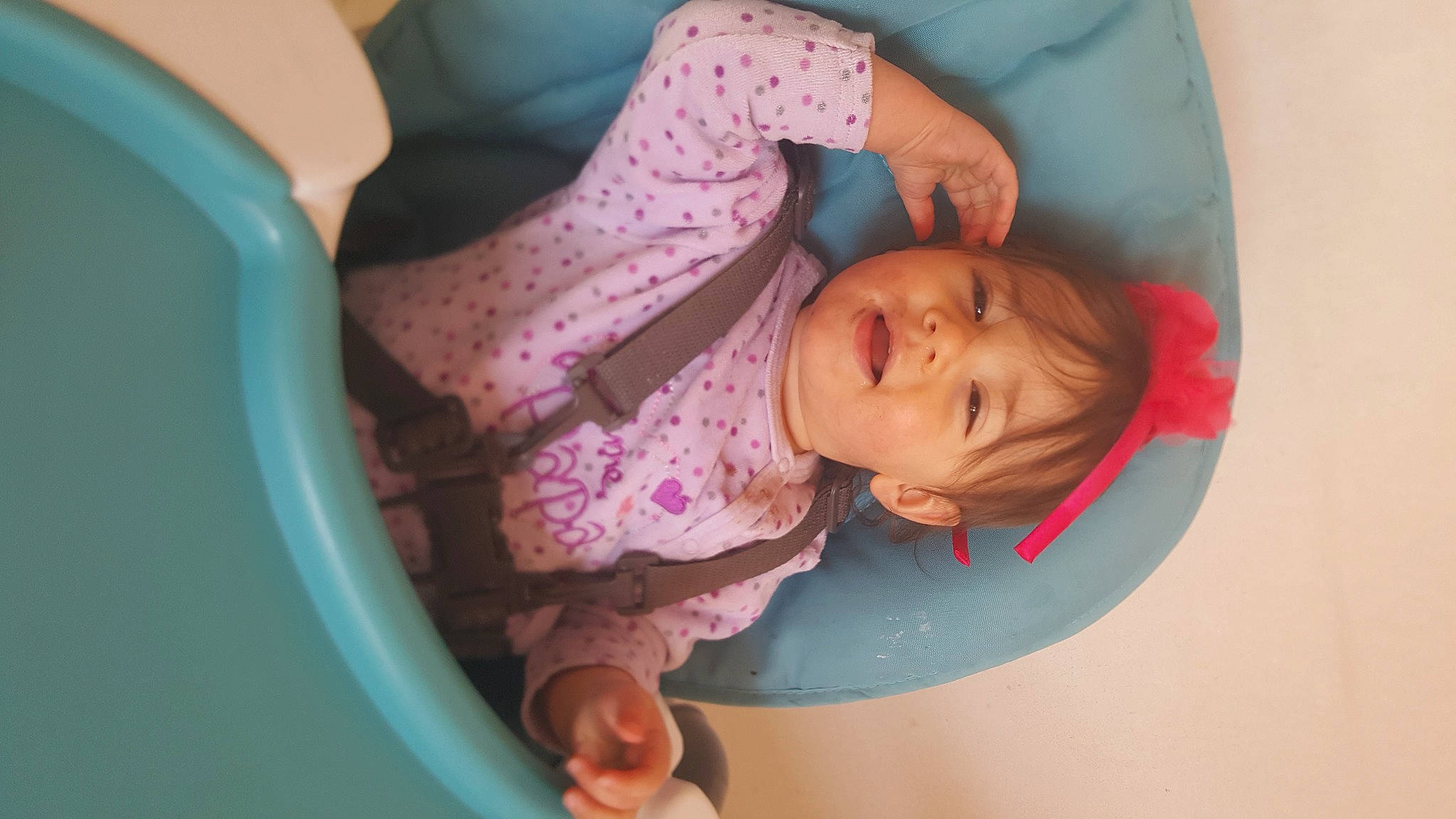 Lizee participe au concours pour gagner de l'argent avec cette photo : baby, baby_toddler_clothing, cheek, child, circle, comfort, eyelash, fun, happy, iris, lip, mouth, nose, organ, person, pink, purple, room, skin, smile