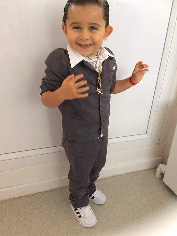 Edouard a rejoint le concours — aidez-le/la à gagner de superbes lots ! baby_toddler_clothing, blazer, child, collar, door, dress_shirt, elbow, face, flooring, formal_wear, gesture, hair, happy, joy, person, shoe, sleeve, smile, standing, thumb