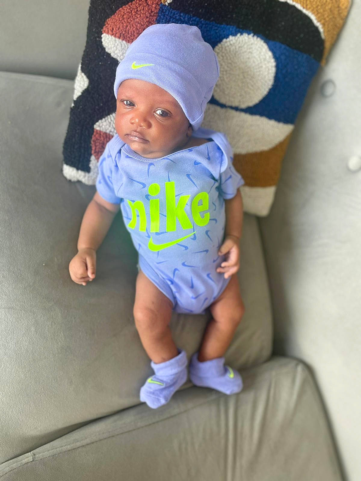Kayden a rejoint le concours — aidez-le/la à gagner de superbes lots ! baby, baby_products, baby_toddler_clothing, baseball_cap, beanie, cap, child, comfort, costume_hat, electric_blue, face, fashion_accessory, fun, happy, hat, headwear, person, sitting, sleeve, smile