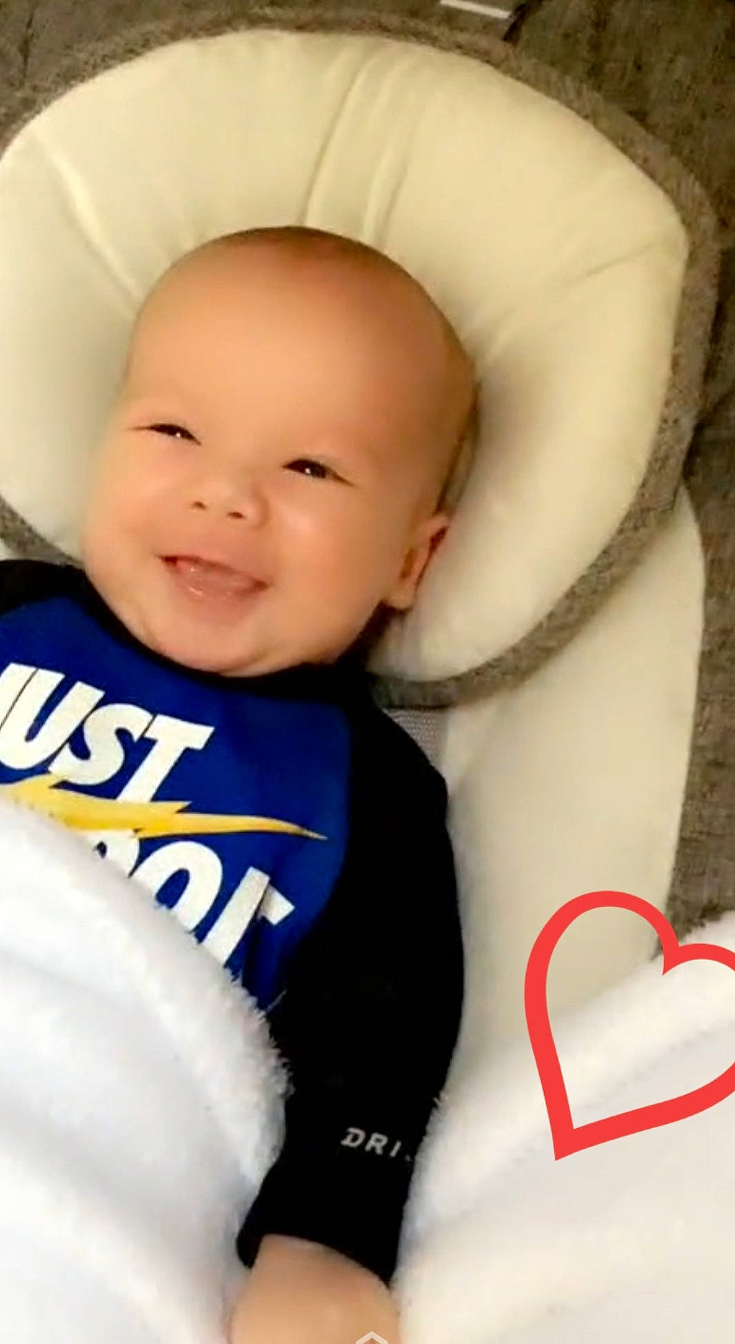 Tidjy participe au concours pour gagner de l'argent avec cette photo : baby, baby_toddler_clothing, beauty, cheek, comfort, eye, eyebrow, facial_expression, finger, gesture, happy, joy, mouth, nose, organ, person, skin, sleeve, smile, textile