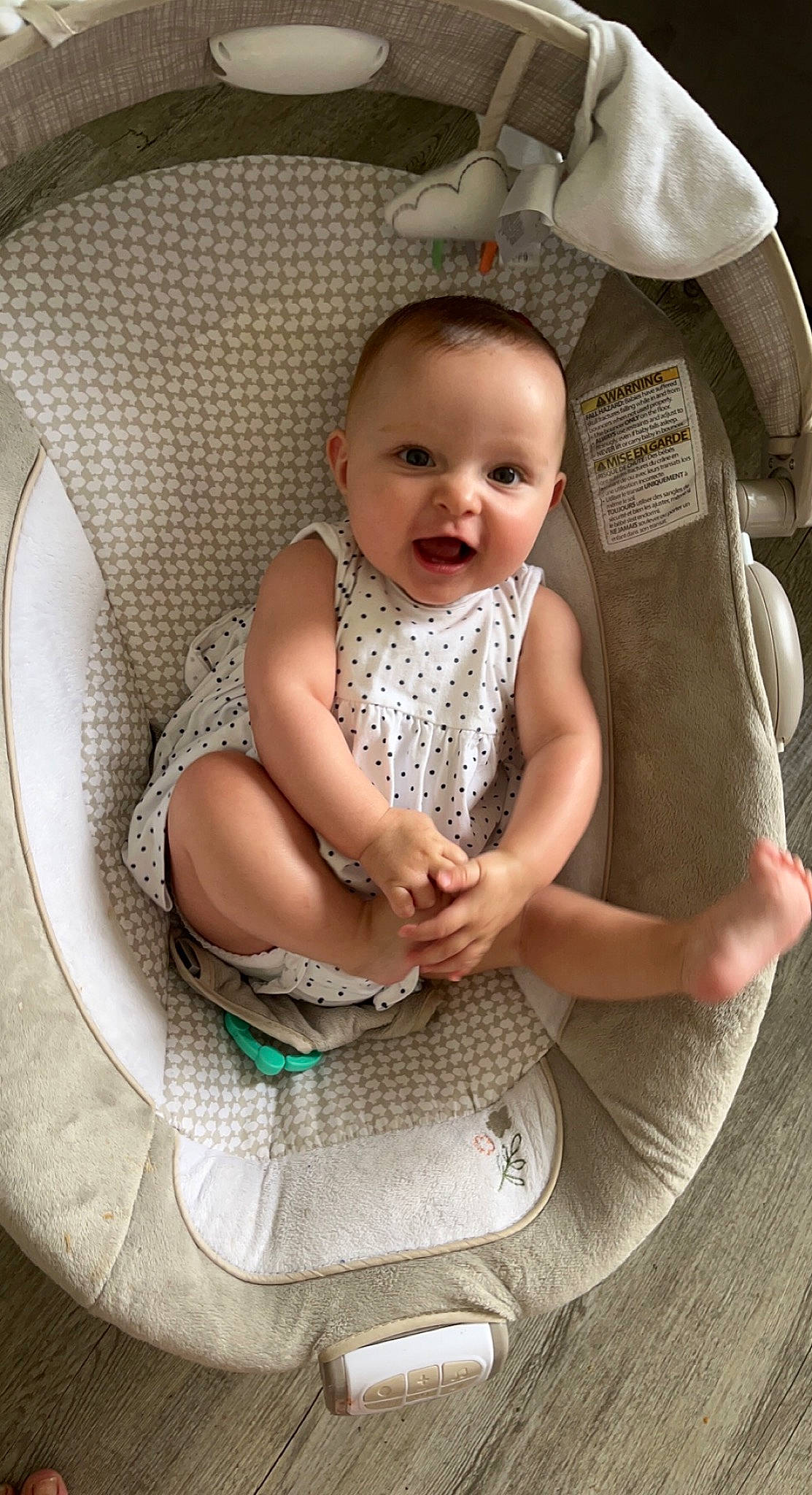 Nïa a rejoint le concours — aidez-le/la à gagner de superbes lots ! baby, baby_carriage, baby_products, baby_toddler_clothing, black, chair, cheek, child, comfort, eye, fashion_accessory, hairstyle, happy, iris, person, product, sitting, skin, smile, toddler