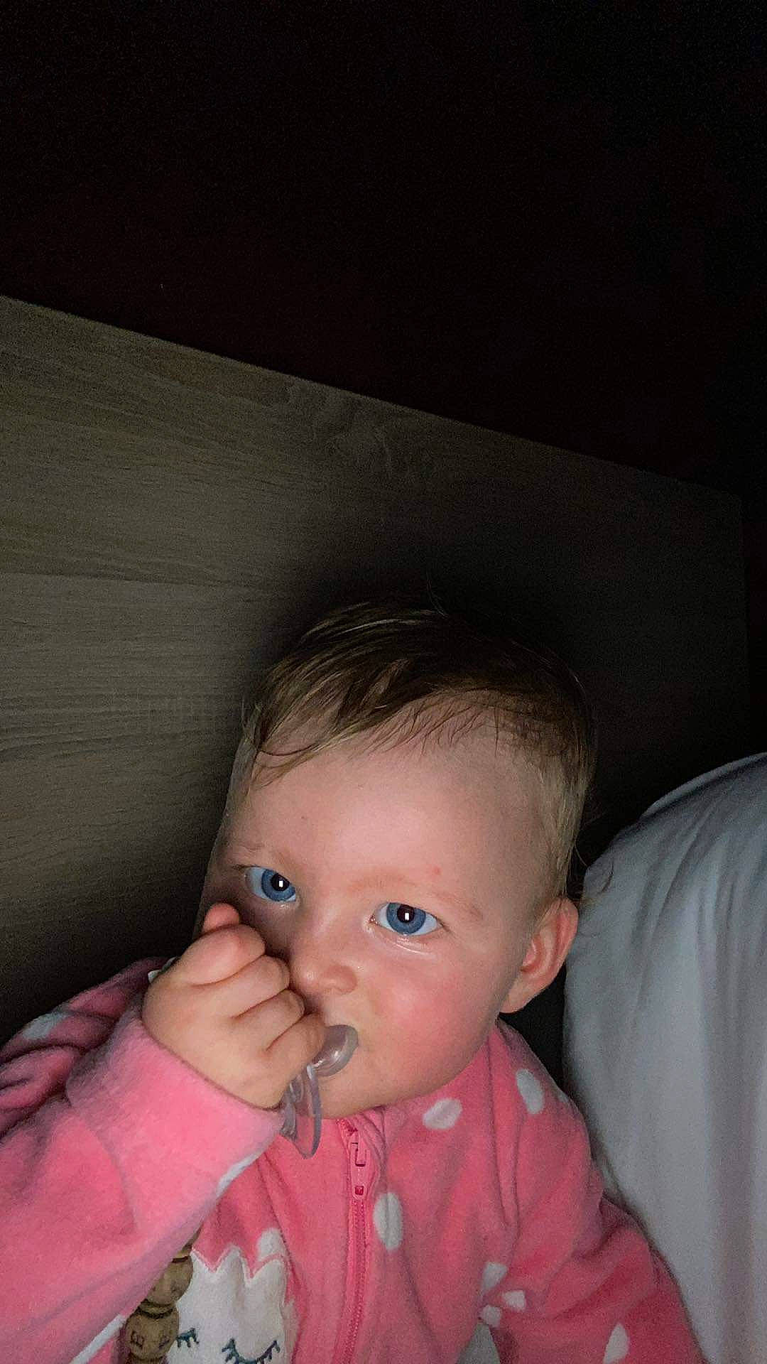 Camélia a rejoint le concours — aidez-le/la à gagner de superbes lots ! baby, baby_toddler_clothing, chair, cheek, child, comfort, ear, eyebrow, eyelash, flash_photography, fun, human_body, iris, lip, neck, nose, person, sitting, skin, thumb