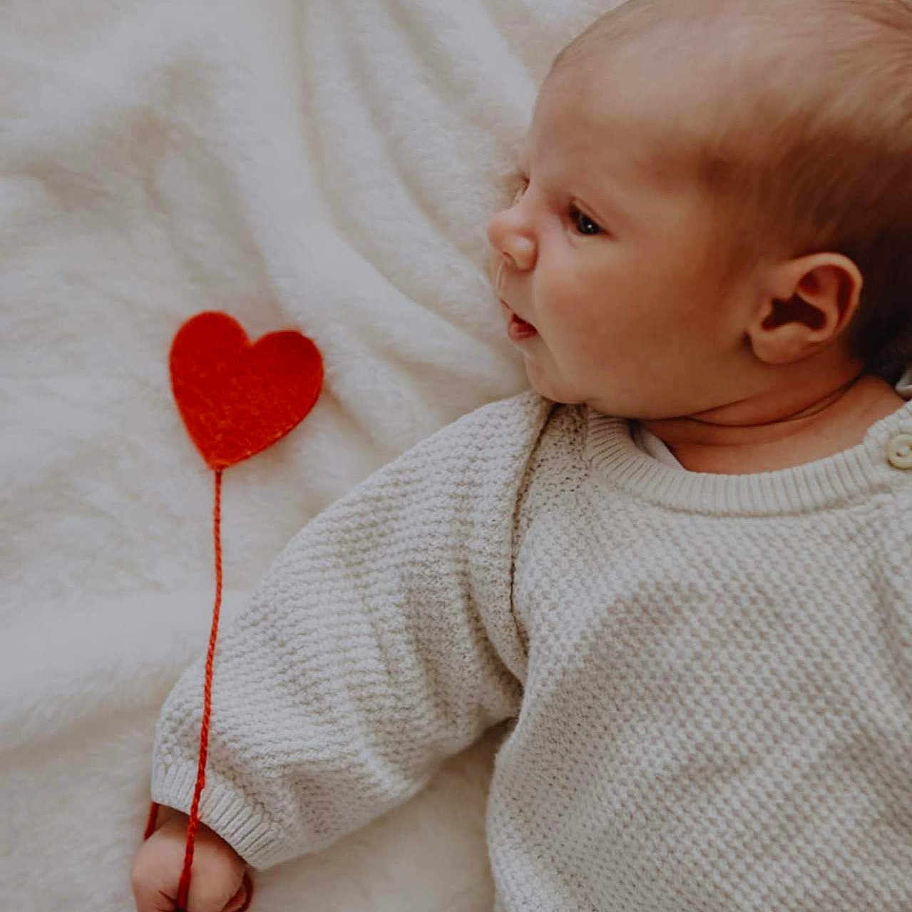 Noé a rejoint le concours — aidez-le/la à gagner de superbes lots ! baby, blanket, clothing, face, head, loveheartsymbol, person, sleeve, symbol