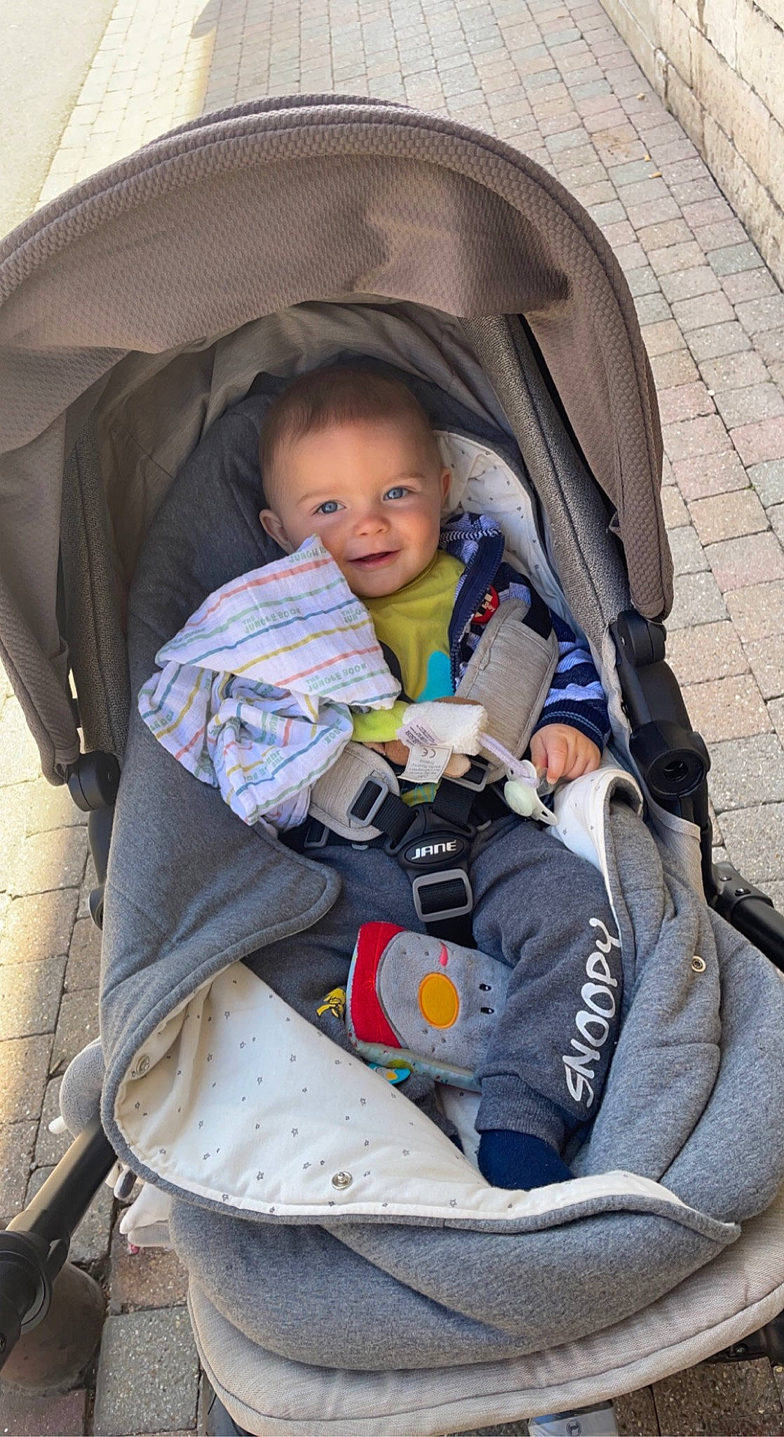 Achille a rejoint le concours — aidez-le/la à gagner de superbes lots ! auto_part, baby, baby_carriage, baby_products, baby_toddler_clothing, child, comfort, electric_blue, fun, person, sitting, smile, toddler, travel, vacation, wheel