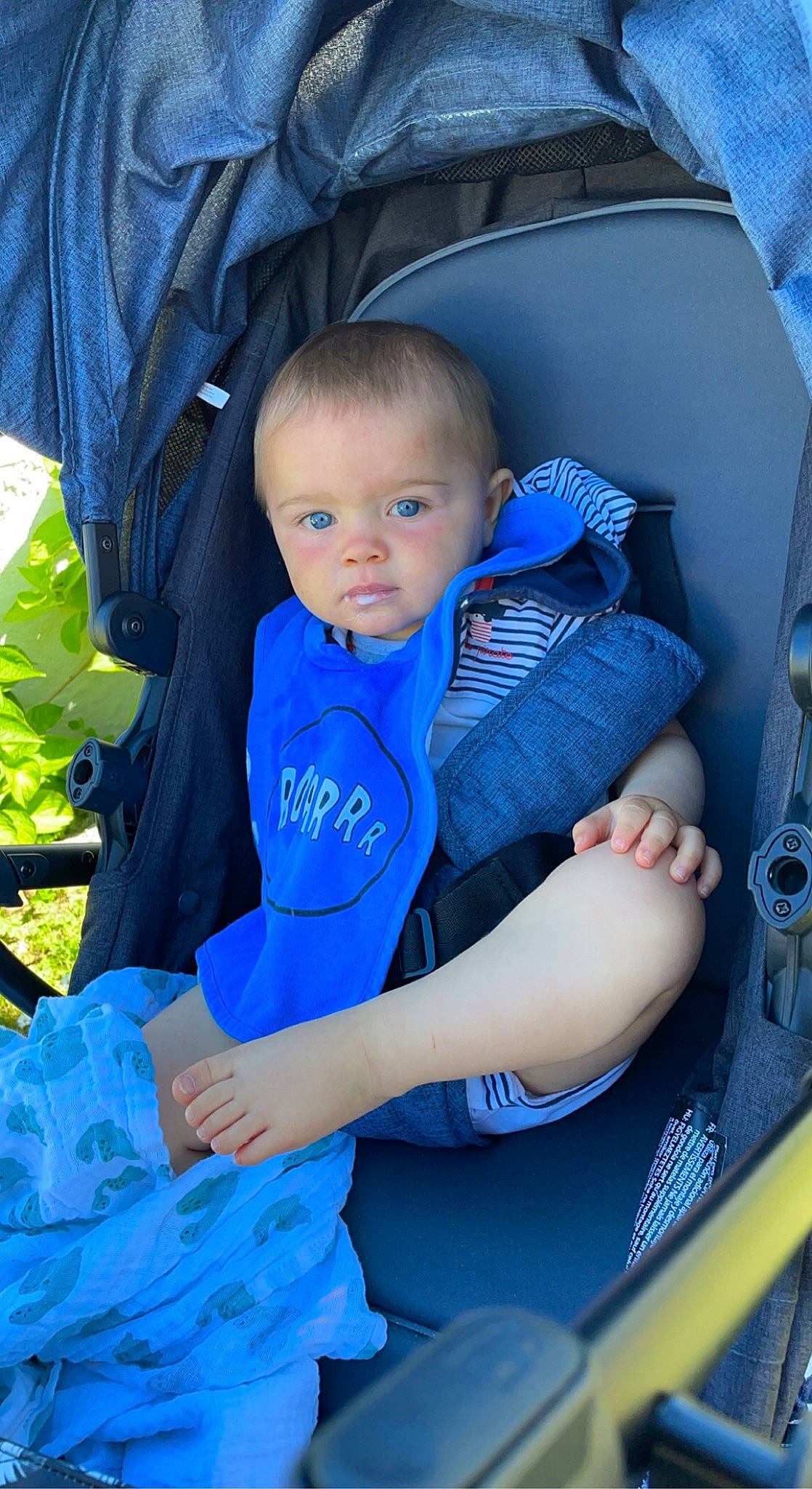 Achille a rejoint le concours — aidez-le/la à gagner de superbes lots ! automotive_design, azure, baby, baby_carriage, baby_products, baby_toddler_clothing, blue, car_seat, child, comfort, electric_blue, family_car, fun, grass, lap, leisure, person, product, sitting, toddler