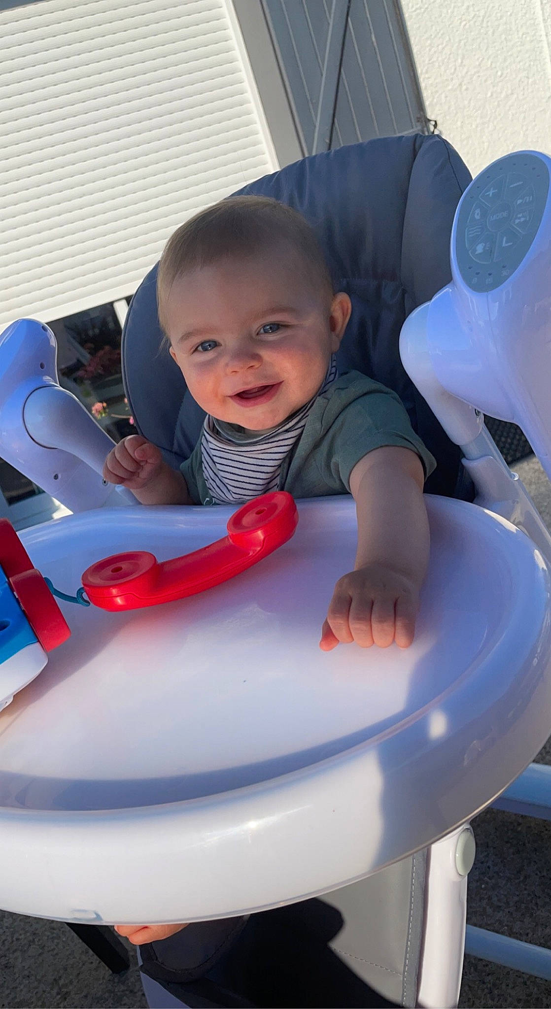 Achille a rejoint le concours — aidez-le/la à gagner de superbes lots ! arm, baby, baby_products, baby_toddler_clothing, child, comfort, facial_expression, fun, hand, happy, joy, leisure, mechanical_fan, person, product, recreation, sitting, smile, t_shirt, table