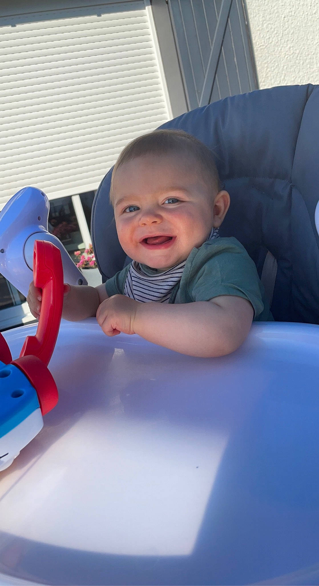 Achille a rejoint le concours — aidez-le/la à gagner de superbes lots ! auto_part, automotive_design, automotive_exterior, automotive_tire, baby, baby_toddler_clothing, child, comfort, electric_blue, family_car, fun, happy, leisure, person, recreation, room, sitting, smile, t_shirt, toddler