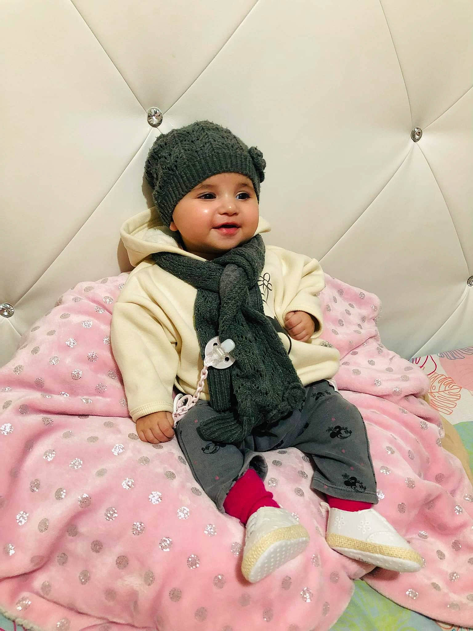 Bayen a rejoint le concours — aidez-le/la à gagner de superbes lots ! baby, baby_toddler_clothing, cap, cheek, child, comfort, design, facial_expression, fun, fur, happy, headwear, magenta, outerwear, pattern, person, pink, sitting, skin, sleeve