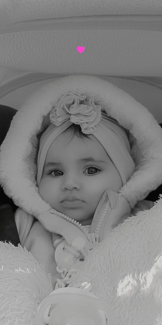 Bayen participe au concours pour gagner de l'argent avec cette photo : art, baby, child, comfort, eyebrow, facial_expression, flash_photography, happy, headgear, headpiece, headwear, linens, monochrome, monochrome_photography, pattern, person, portrait_photography, room, sleeve, stock_photography