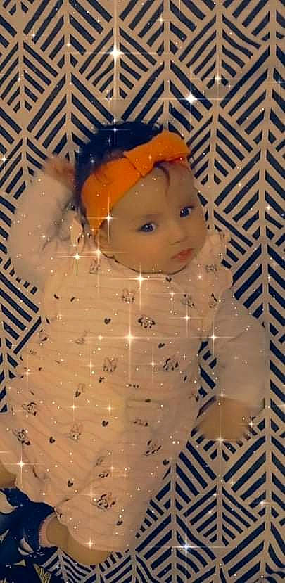 Bayen participe au concours pour gagner de l'argent avec cette photo : cheek, child, christmas, christmas_eve, christmas_ornament, costume_hat, doll, event, fashion_design, figurine, head, headwear, ornament, pattern, peach, person, plastic, sleeve, toy, wig