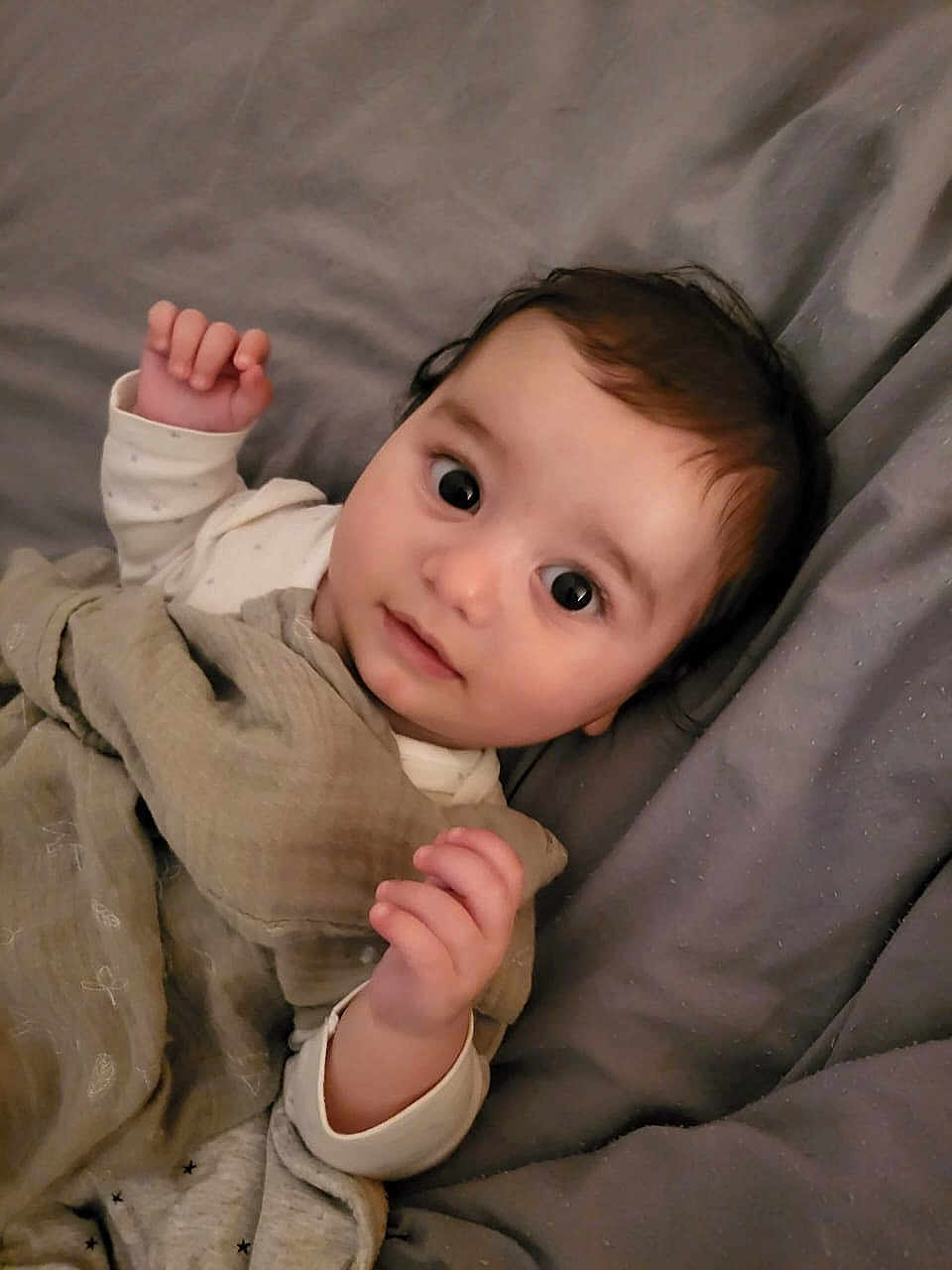 Taym a rejoint le concours — aidez-le/la à gagner de superbes lots ! baby, infant, child, blanket, bed, clothing, face, hand, lying_down, looking, cute, soft_texture, indoors, portrait, sleepwear, young, resting, expression, cozy, skin