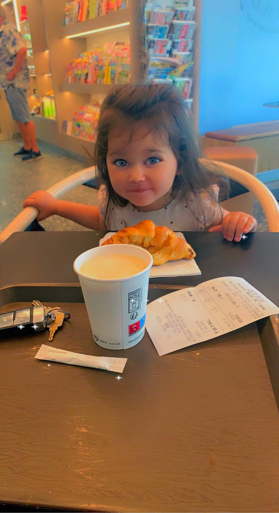 Simina a rejoint le concours — aidez-le/la à gagner de superbes lots ! baby_food, breakfast, child, comfort_food, cuisine, cup, drinkware, flooring, food, fun, ingredient, leisure, orange, person, play, room, sweetness, table, tableware, toddler