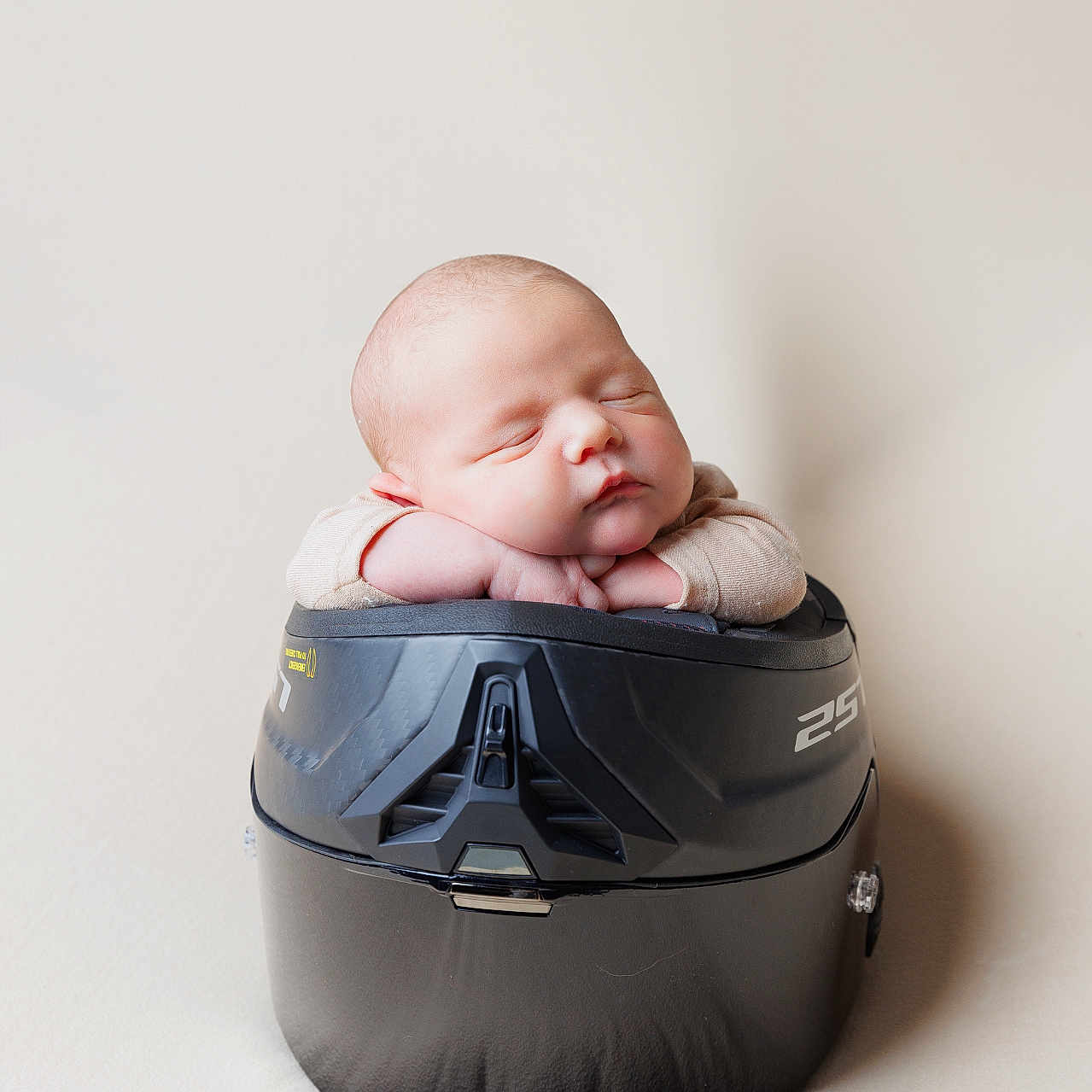 Noé a rejoint le concours — aidez-le/la à gagner de superbes lots ! baby, baggage, bed, bodypart, box, crashhelmet, face, finger, furniture, hand, happy, head, helmet, newborn, person, photography, portrait, sleeping, smile, suitcase