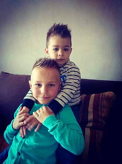 Nohe a rejoint le concours — aidez-le/la à gagner de superbes lots ! beauty, child, cloud, cool, couch, electronic_device, event, face, flash_photography, fun, gesture, hair, happy, human_body, iris, joy, muscle, person, shoulder, sitting