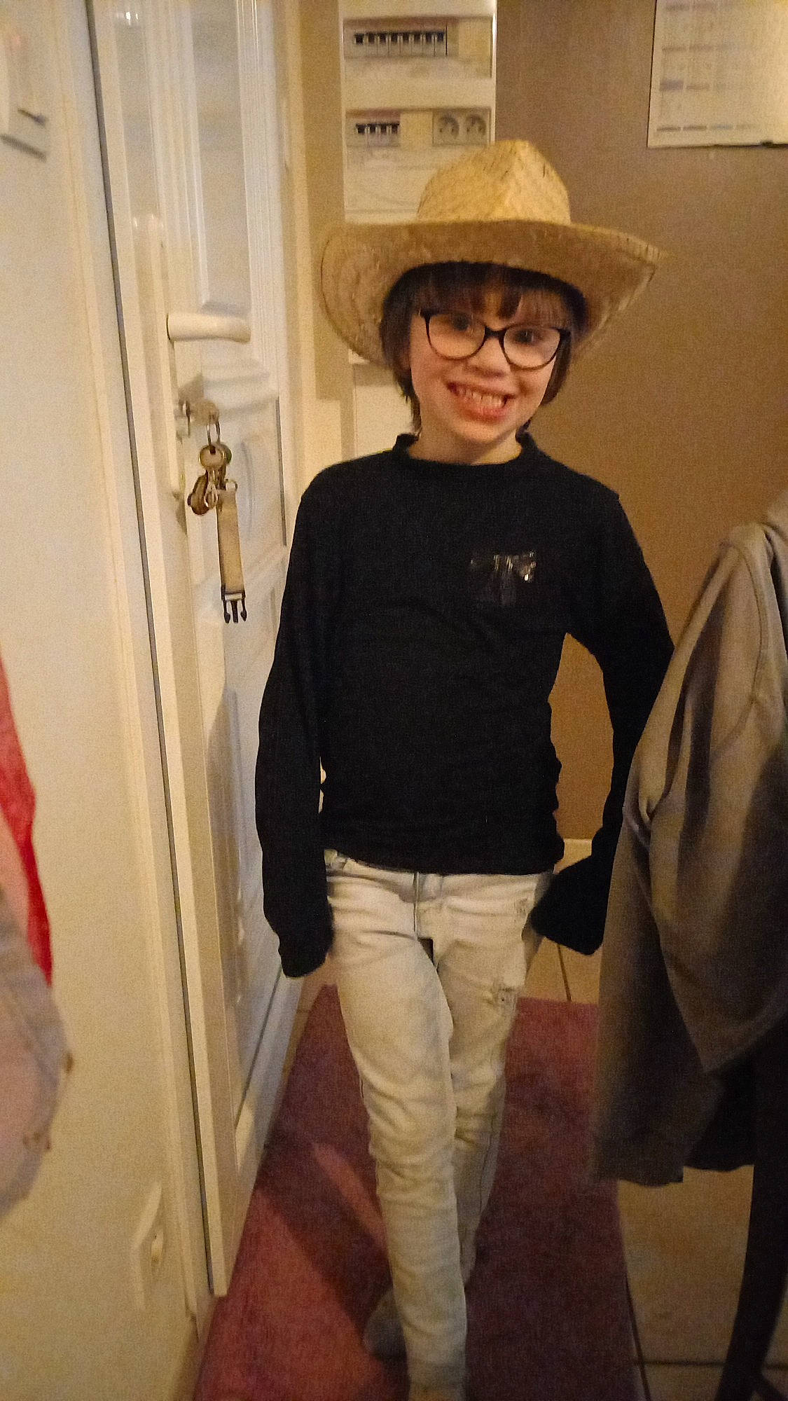 Maelys participe au concours pour gagner de l'argent avec cette photo : belt, cool, door, eyewear, fashion_design, fun, gesture, hairstyle, hat, joint, joy, knee, neck, person, shoulder, sleeve, smile, textile, trunk, vision_care