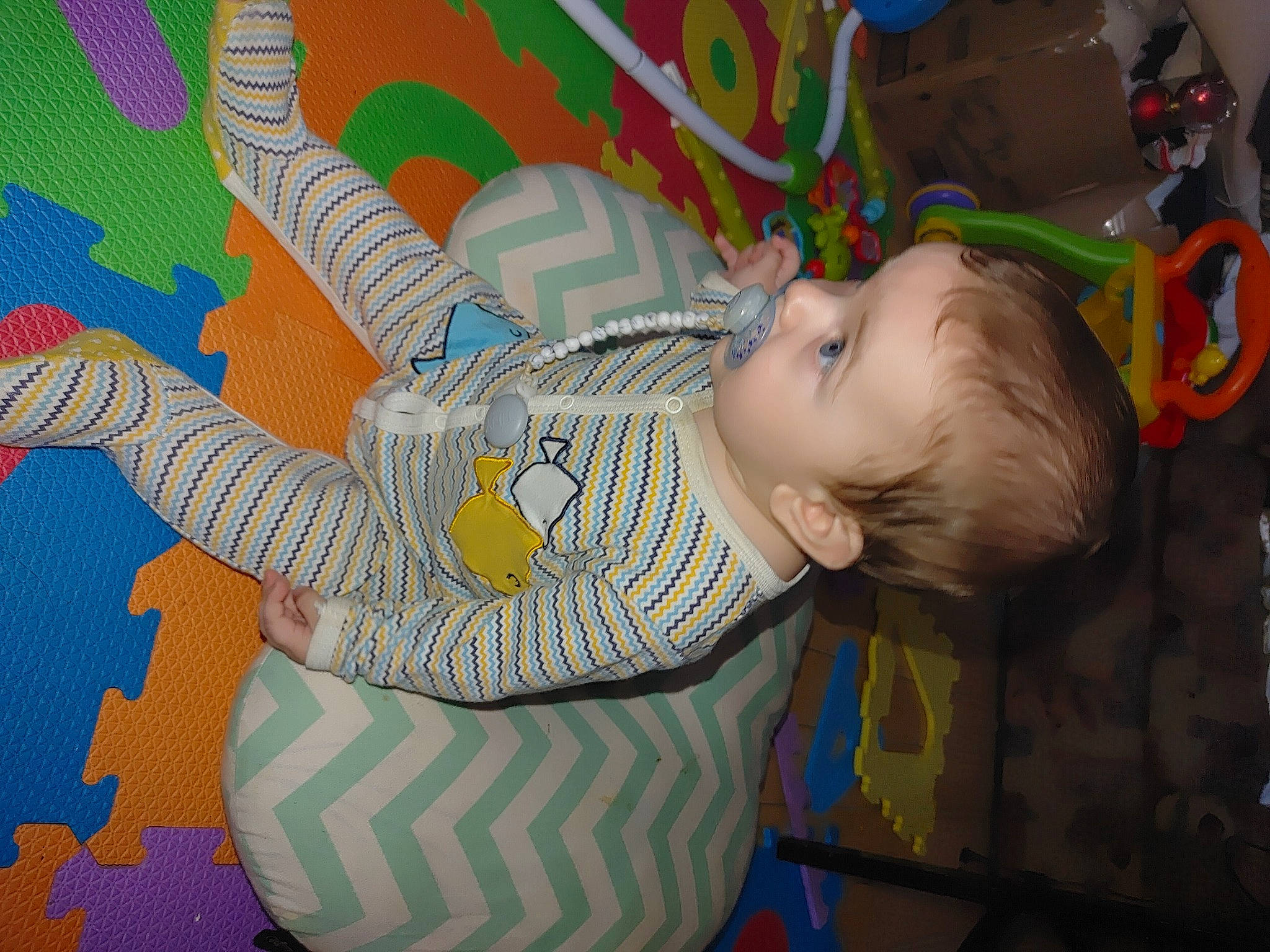 Caleb a rejoint le concours — aidez-le/la à gagner de superbes lots ! art, baby, baby_products, baby_toddler_clothing, baby_toys, cheek, child, fun, happy, pattern, person, play, playmat, room, sitting, textile, toddler, toy, visual_arts, wood