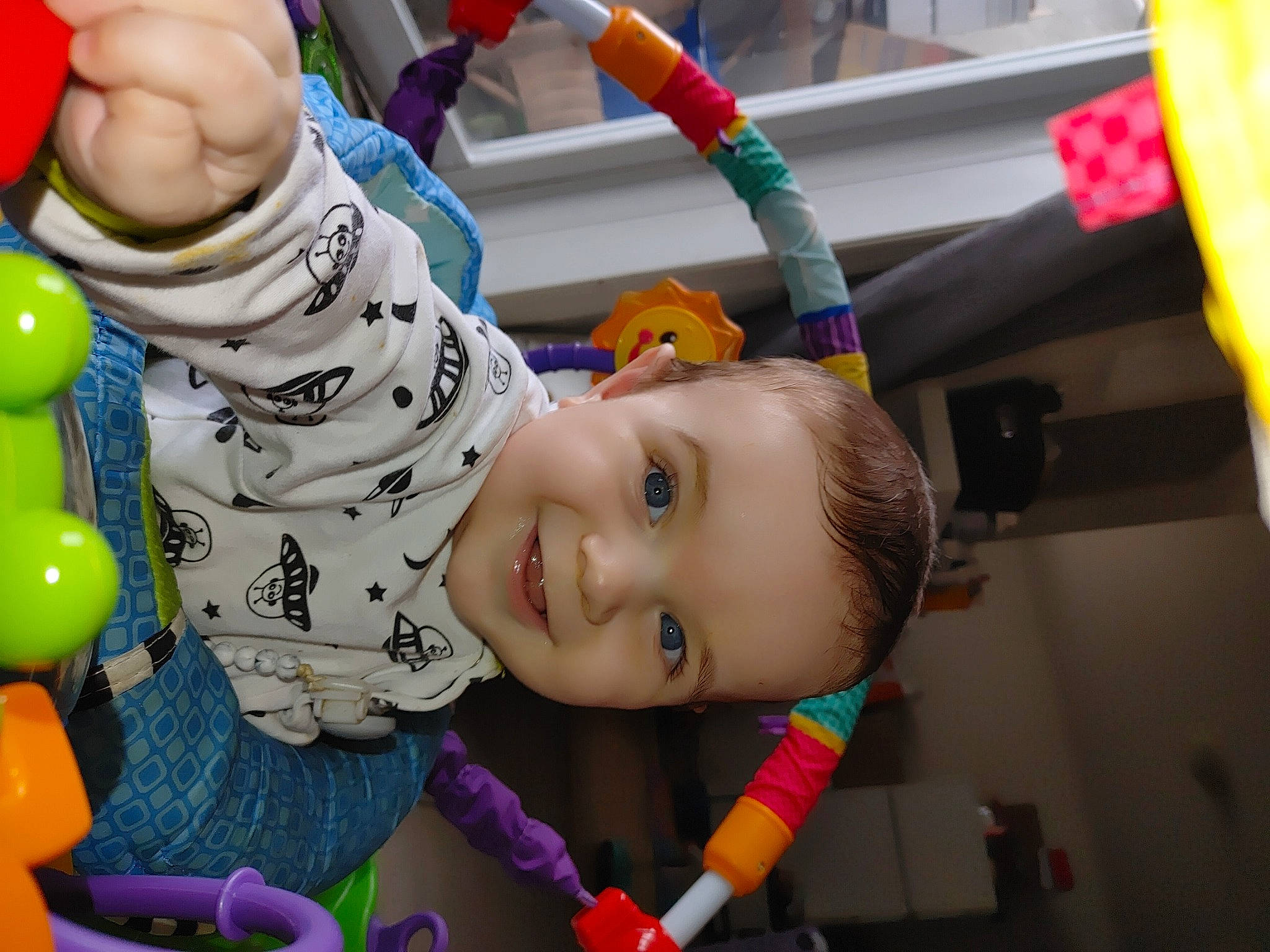 Caleb a rejoint le concours — aidez-le/la à gagner de superbes lots ! baby, baby_products, baby_toys, balloon, child, event, fun, green, happy, joy, leisure, party_supply, person, photograph, play, room, smile, snapshot, toddler, toy