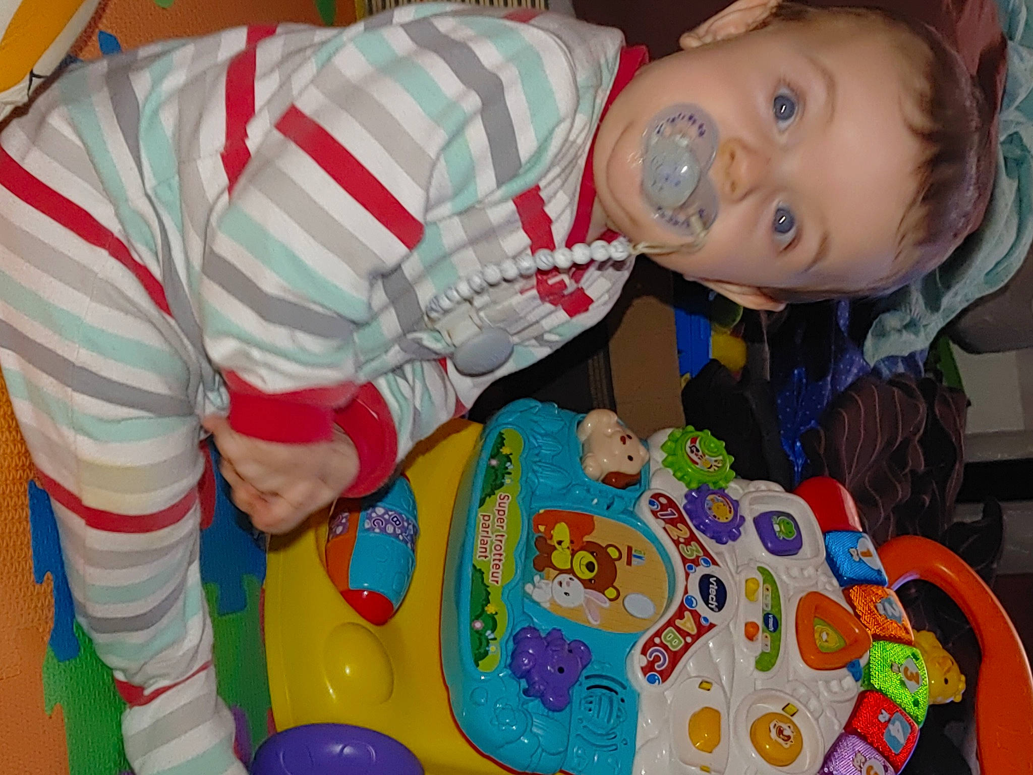 Caleb participe au concours pour gagner de l'argent avec cette photo : art, baby, baby_products, baby_toddler_clothing, baby_toys, child, event, fun, holiday, linens, organ, person, play, room, toddler, visual_arts